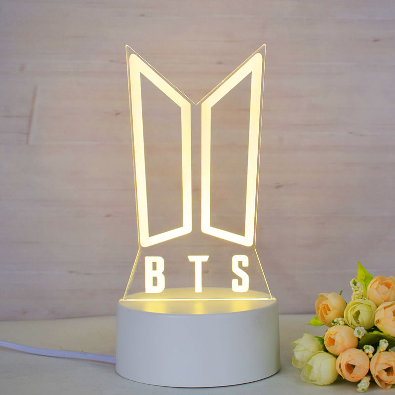 Casa si Gradina - Corpuri si surse de iluminat - Veioze si lampi - Lampi de veghe copii - Lampa de veghe 3D LED, BTS LOGO, 7 culori, lumina ambientala, alimentare USB cu incarcator priza si/sau 3 baterii AA - Infinity.ro