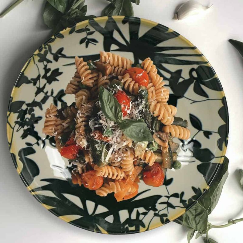 Casa si Gradina - Bucatarie si vesela - Vesela si tacamuri - Farfurii si boluri - Set farfurii 18 piese, pentru 6 persoane, Hawaii, Cesiro, Alb ivoire cu frunze negre - Infinity.ro