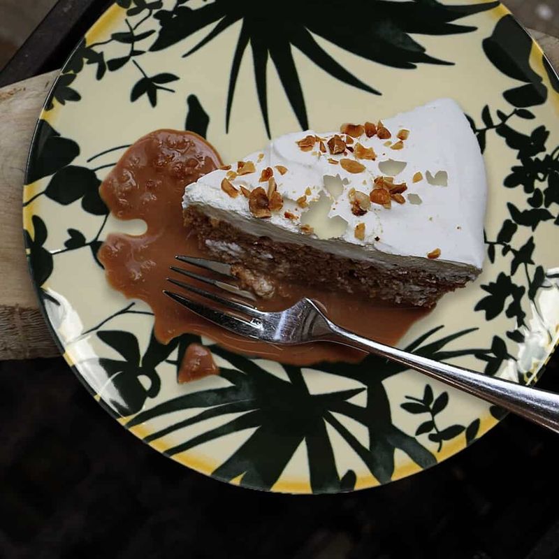 Casa si Gradina - Bucatarie si vesela - Vesela si tacamuri - Farfurii si boluri - Set farfurii 18 piese, pentru 6 persoane, Hawaii, Cesiro, Alb ivoire cu frunze negre - Infinity.ro