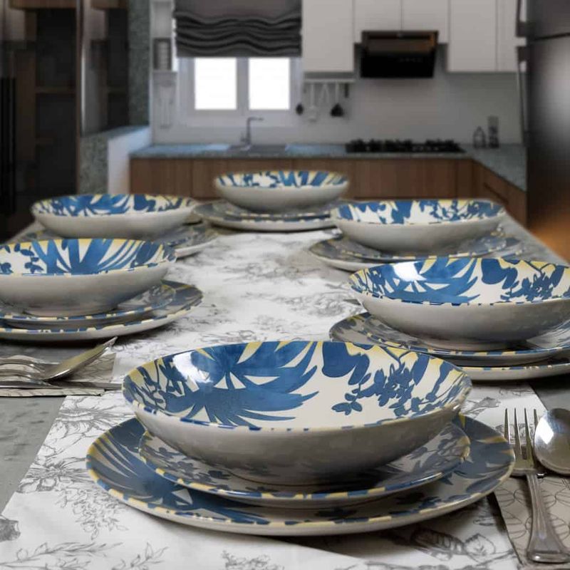 Casa si Gradina - Bucatarie si vesela - Vesela si tacamuri - Farfurii si boluri - Set farfurii 18 piese, pentru 6 persoane, Hawaii, Cesiro, Alb ivoire cu frunze albastru inchis - Infinity.ro