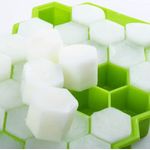 Casa si Gradina - Bucatarie si vesela - Accesorii bar - Forme cuburi de gheata - Forma din silicon si plastic pentru gheata, 37 forme hexagonale, 20 cm x 12 x 2,5 cm, verde/transparent - Infinity.ro