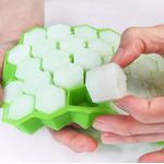 Casa si Gradina - Bucatarie si vesela - Accesorii bar - Forme cuburi de gheata - Forma din silicon si plastic pentru gheata, 37 forme hexagonale, 20 cm x 12 x 2,5 cm, verde/transparent - Infinity.ro