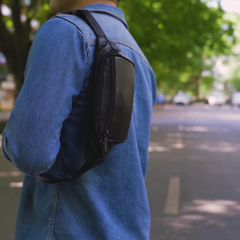 Fashion, accesorii si bijuterii - Barbati - Accesorii barbati - Genti si rucsacuri barbati - Borseta unisex Aspen, piele naturala, de brau, negra - Infinity.ro