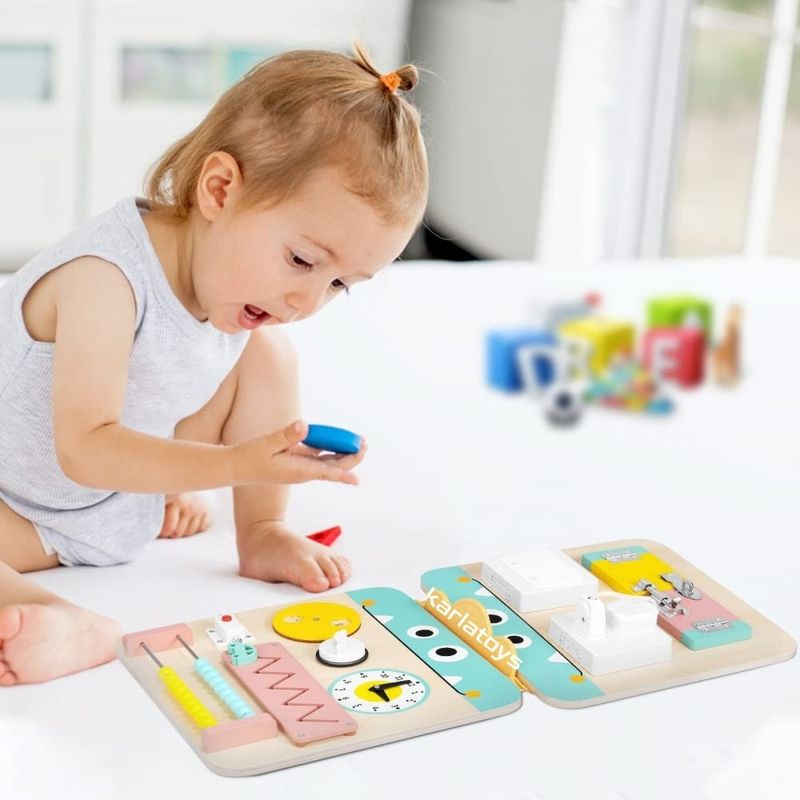 Jucarii, Copii si Bebe - Jucarii si jocuri - Jucarii bebelusi - Jucarii interactive bebelusi - Placa senzoriala cu 17 activitati, pliabila, pentru copii 3ani+, din lemn, 28x57cm, multicolor - Infinity.ro