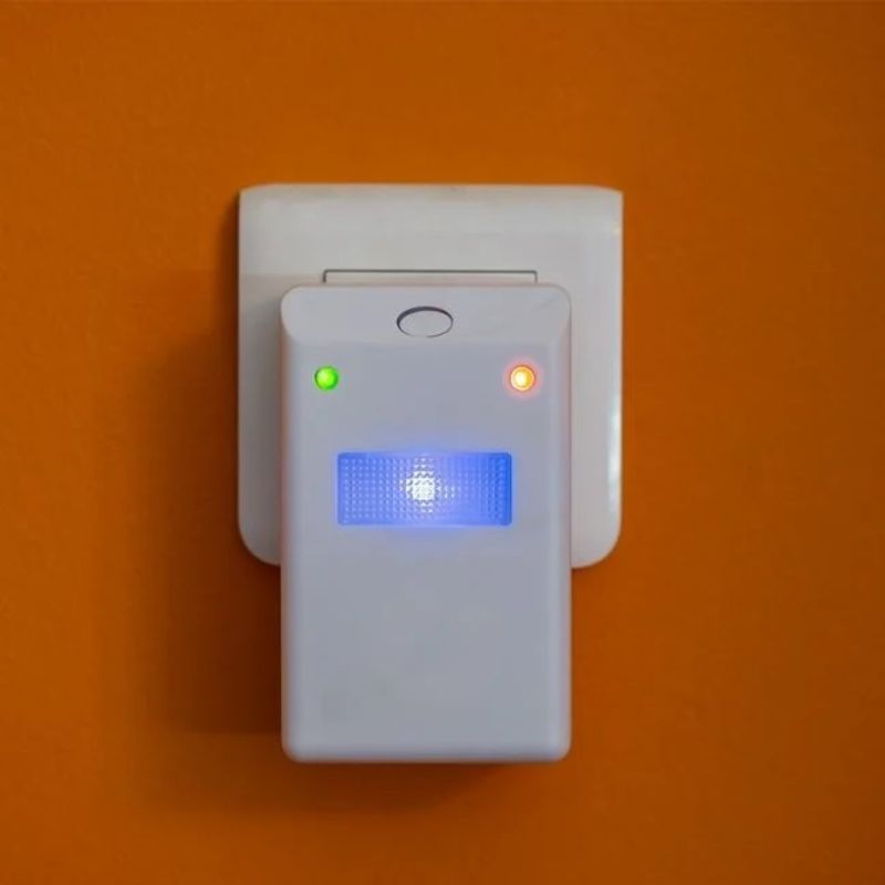 Market - Curatenie si intretinere casa - Produse menaj - Insecticide si capcane - Aparat Electric Contra Rozatorelor si Insectelor, pentru priza, compact, non-toxic, din plastic, alb - Infinity.ro