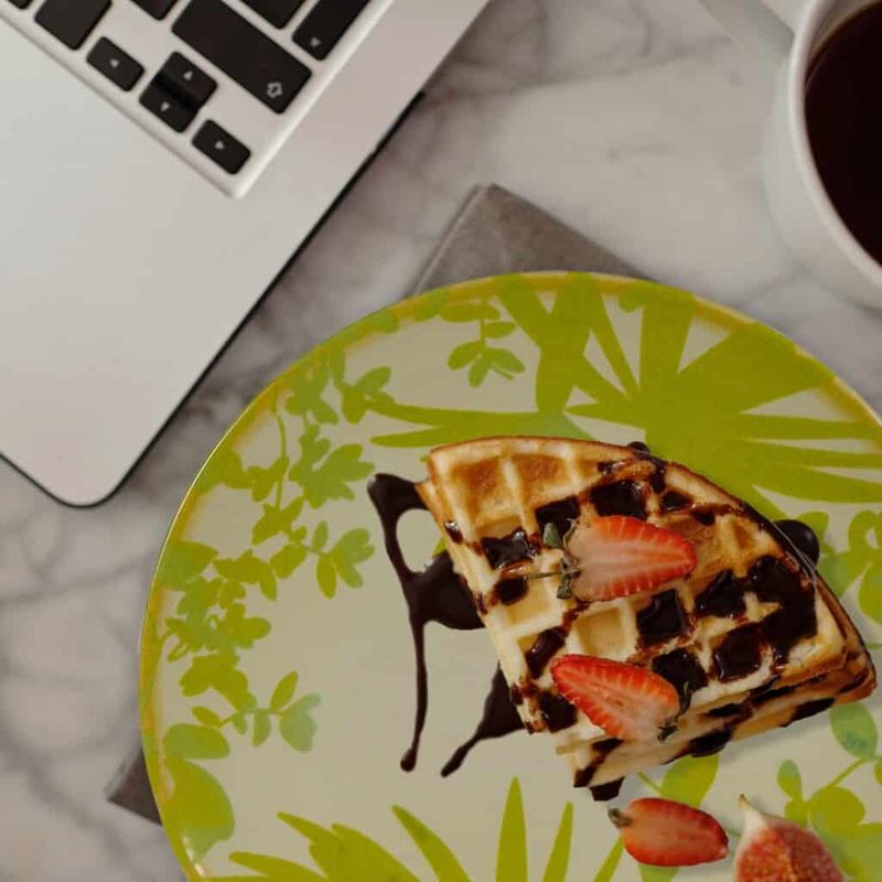 Casa si Gradina - Bucatarie si vesela - Vesela si tacamuri - Farfurii si boluri - Set farfurii 16 piese, pentru 4 persoane, Hawaii, Cesiro, Alb ivoire cu frunze verde-galbui - Infinity.ro