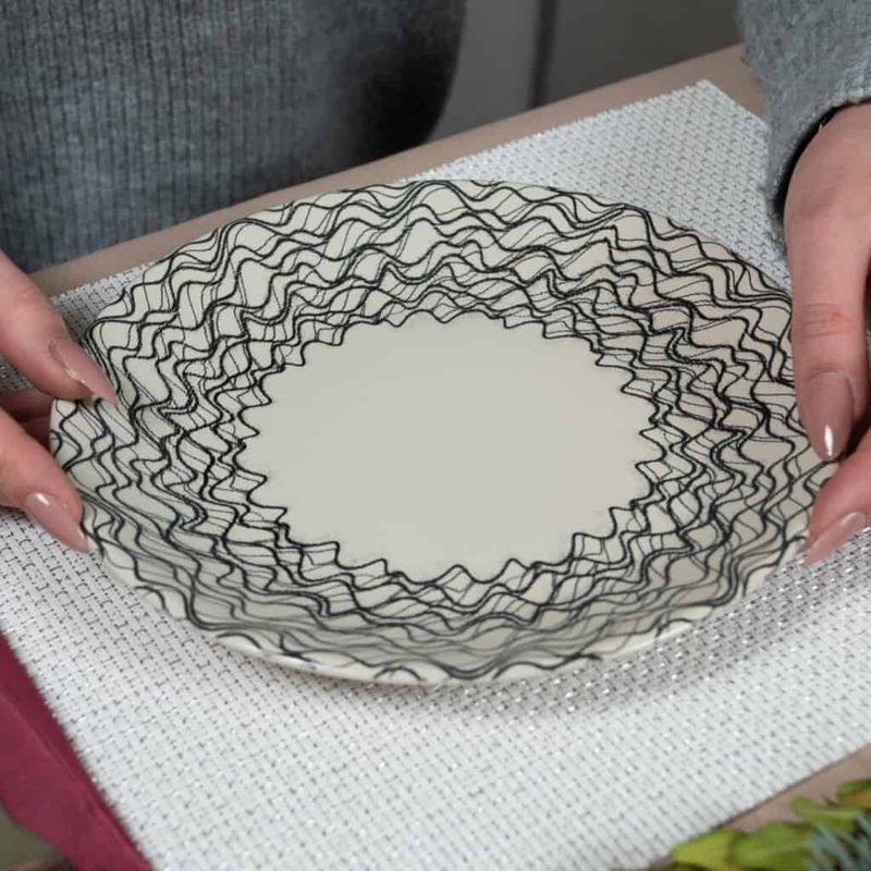 Casa si Gradina - Bucatarie si vesela - Vesela si tacamuri - Farfurii si boluri - Deserturi în Eleganță: Set 6 Farfurii Crem/Roșu! - Infinity.ro