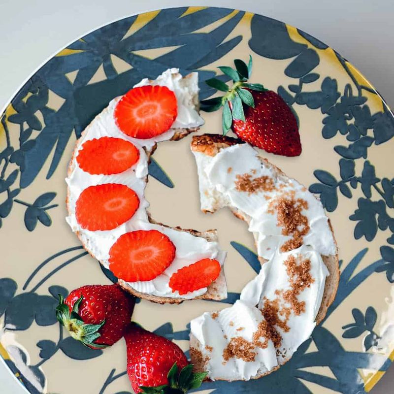 Casa si Gradina - Bucatarie si vesela - Vesela si tacamuri - Farfurii si boluri - Set farfurii 24 piese, pentru 6 persoane, Hawaii, Cesiro, Alb ivoire cu frunze albastru inchis - Infinity.ro