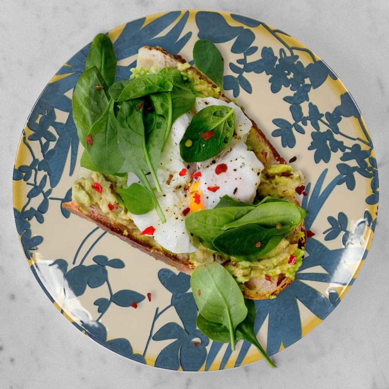 Casa si Gradina - Bucatarie si vesela - Vesela si tacamuri - Farfurii si boluri - Set farfurii 24 piese, pentru 6 persoane, Hawaii, Cesiro, Alb ivoire cu frunze albastru inchis - Infinity.ro