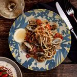 Casa si Gradina - Bucatarie si vesela - Vesela si tacamuri - Farfurii si boluri - Set farfurii 24 piese, pentru 6 persoane, Hawaii, Cesiro, Alb ivoire cu frunze albastru inchis - Infinity.ro