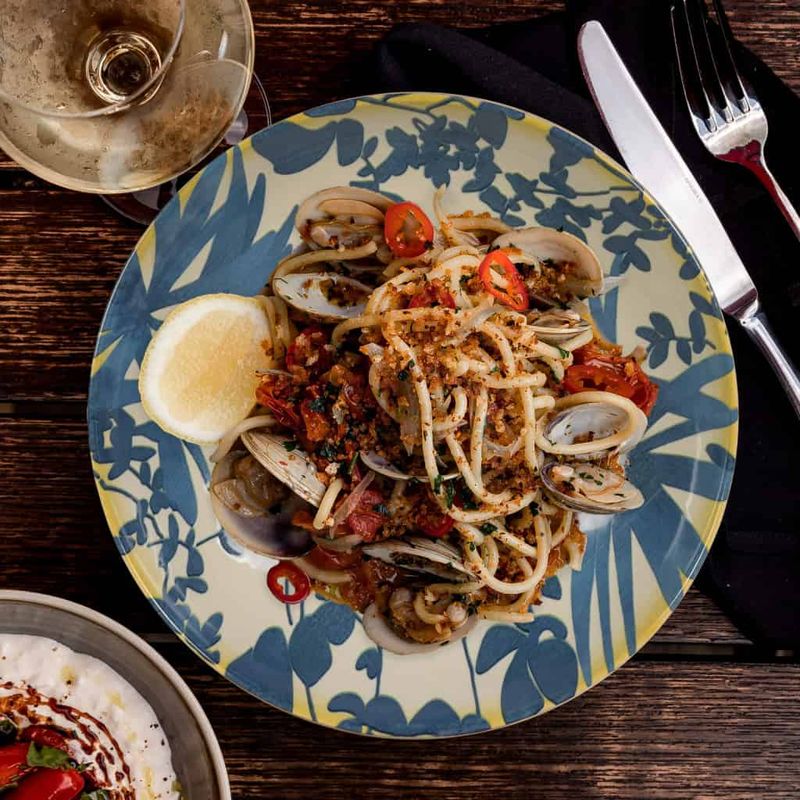 Casa si Gradina - Bucatarie si vesela - Vesela si tacamuri - Farfurii si boluri - Set farfurii 24 piese, pentru 6 persoane, Hawaii, Cesiro, Alb ivoire cu frunze albastru inchis - Infinity.ro