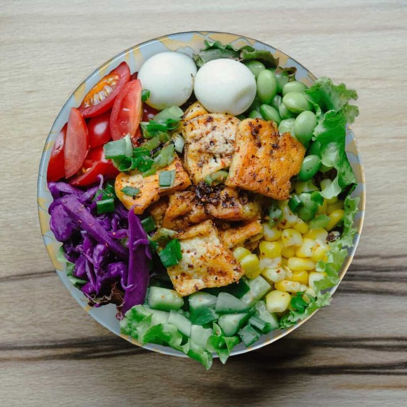 Casa si Gradina - Bucatarie si vesela - Vesela si tacamuri - Farfurii si boluri - Set farfurii 24 piese, pentru 6 persoane, Hawaii, Cesiro, Alb ivoire cu frunze albastru deschis - Infinity.ro