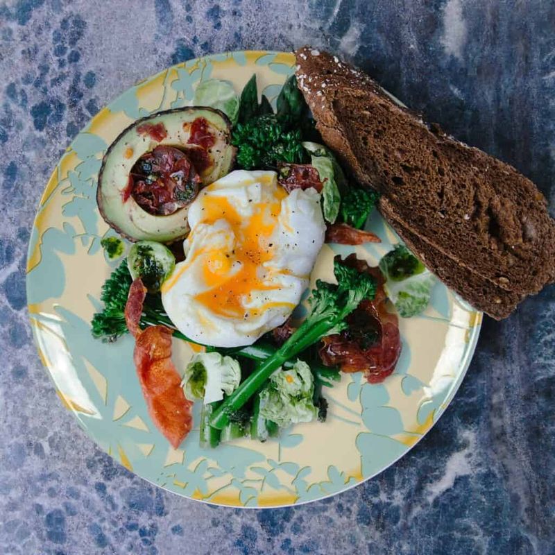 Casa si Gradina - Bucatarie si vesela - Vesela si tacamuri - Farfurii si boluri - Set farfurii 24 piese, pentru 6 persoane, Hawaii, Cesiro, Alb ivoire cu frunze albastru deschis - Infinity.ro