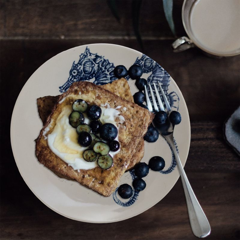 Casa si Gradina - Bucatarie si vesela - Vesela si tacamuri - Farfurii si boluri - Set farfurii 18 piese, pentru 6 persoane, Valuri Marine, Cesiro, Alb lucios decor cai de mare - Infinity.ro