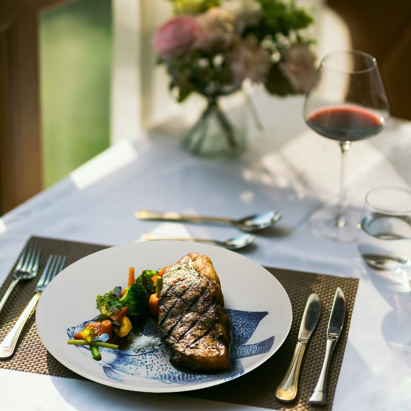 Casa si Gradina - Bucatarie si vesela - Vesela si tacamuri - Farfurii si boluri - Set farfurii 18 piese, pentru 6 persoane, Spectacol Subacvatic, Cesiro, Alb lucios decor pesti - Infinity.ro