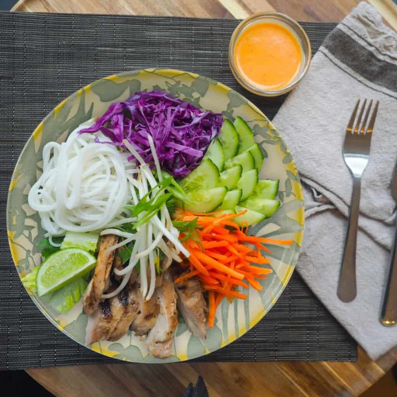 Casa si Gradina - Bucatarie si vesela - Vesela si tacamuri - Farfurii si boluri - Set farfurii 16 piese, pentru 4 persoane, Hawaii, Cesiro, Alb ivoire cu frunze gri - Infinity.ro