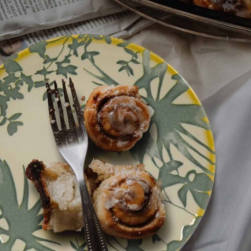 Casa si Gradina - Bucatarie si vesela - Vesela si tacamuri - Farfurii si boluri - Set farfurii 16 piese, pentru 4 persoane, Hawaii, Cesiro, Alb ivoire cu frunze gri - Infinity.ro