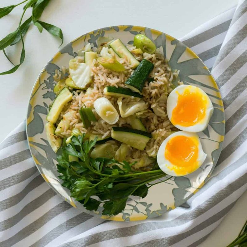 Casa si Gradina - Bucatarie si vesela - Vesela si tacamuri - Farfurii si boluri - Set farfurii 16 piese, pentru 4 persoane, Hawaii, Cesiro, Alb ivoire cu frunze gri - Infinity.ro