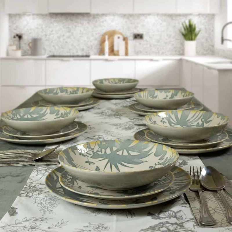 Casa si Gradina - Bucatarie si vesela - Vesela si tacamuri - Farfurii si boluri - Set farfurii 16 piese, pentru 4 persoane, Hawaii, Cesiro, Alb ivoire cu frunze gri - Infinity.ro