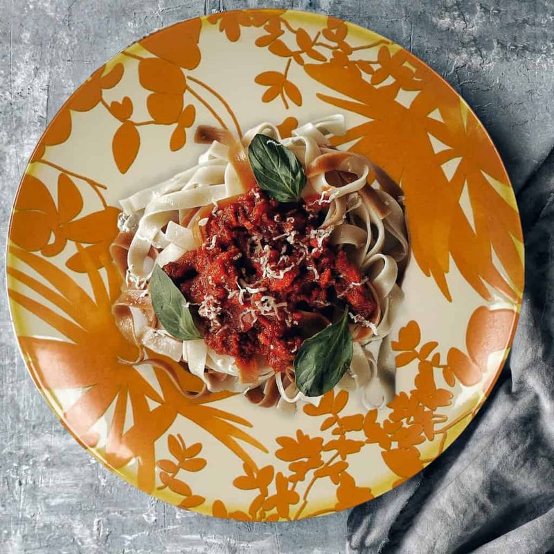 Casa si Gradina - Bucatarie si vesela - Vesela si tacamuri - Farfurii si boluri - Set farfurii 12 piese, pentru 4 persoane, Cesiro, Alb Ivoire cu frunze portocalii - Infinity.ro