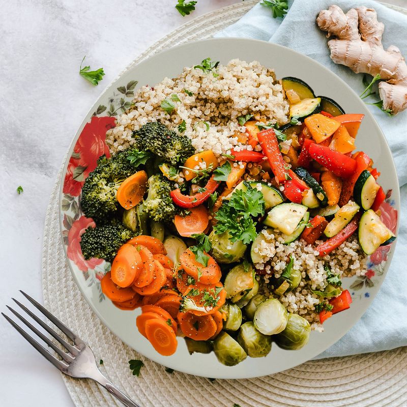 Casa si Gradina - Bucatarie si vesela - Vesela si tacamuri - Farfurii si boluri - Set 4 farfurii adanci 20 cm x 280 ml, pentru 4 persoane, Cesiro Porțelan, Ivoire cu trandafir rosu - Infinity.ro