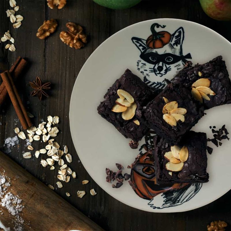 Casa si Gradina - Bucatarie si vesela - Vesela si tacamuri - Farfurii si boluri - Set farfurii 18 piese, pentru 6 persoane, Robber Cat, Cesiro, Ivoire cu Pisica - Infinity.ro