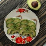 Casa si Gradina - Bucatarie si vesela - Vesela si tacamuri - Farfurii si boluri - Set 6 farfurii intinse 23 cm, pentru 6 persoane, Ivoire cu trandafir rosu - Infinity.ro