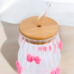 Casa si Gradina/Bucatarie si vesela/Cani si pahare/Cani si cesti - Pahar din sticla cu pereti ondulati, fundite roz, capac din bambus si pai, 450 ml - Infinity.ro