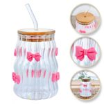 Casa si Gradina/Bucatarie si vesela/Cani si pahare/Cani si cesti - Pahar din sticla cu pereti ondulati, fundite roz, capac din bambus si pai, 450 ml - Infinity.ro