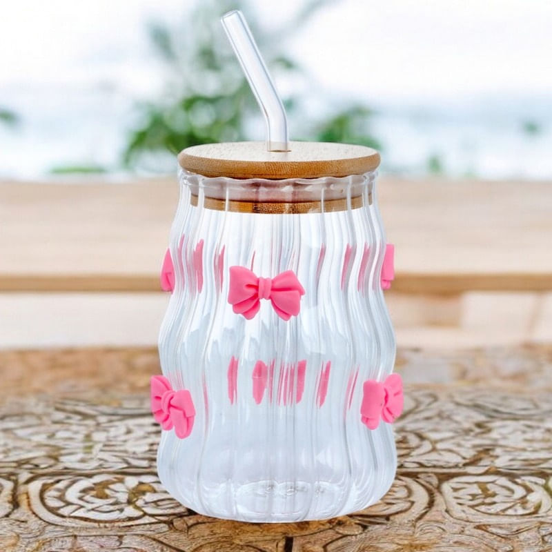Casa si Gradina/Bucatarie si vesela/Cani si pahare/Cani si cesti - Pahar din sticla cu pereti ondulati, fundite roz, capac din bambus si pai, 450 ml - Infinity.ro