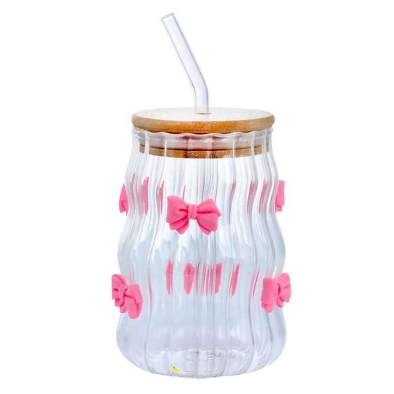 Casa si Gradina/Bucatarie si vesela/Cani si pahare/Cani si cesti - Pahar din sticla cu pereti ondulati, fundite roz, capac din bambus si pai, 450 ml - Infinity.ro