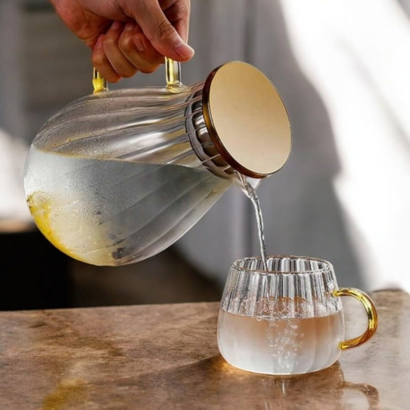 Casa si Gradina - Bucatarie si vesela - Cani si pahare - Cani si cesti - Cana din sticla, cu pereti ondulati si maner auriu, 350 ml - Infinity.ro