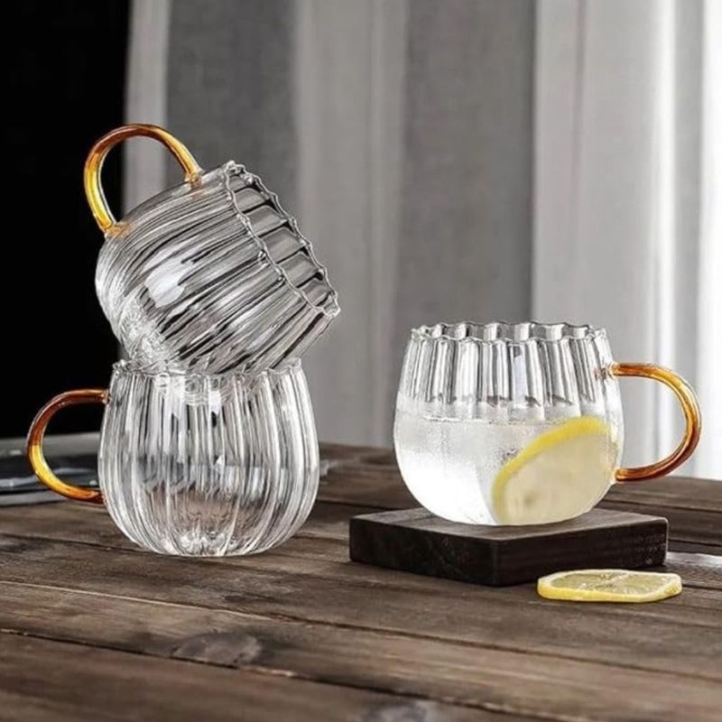 Casa si Gradina - Bucatarie si vesela - Cani si pahare - Cani si cesti - Cana din sticla, cu pereti ondulati si maner auriu, 350 ml - Infinity.ro