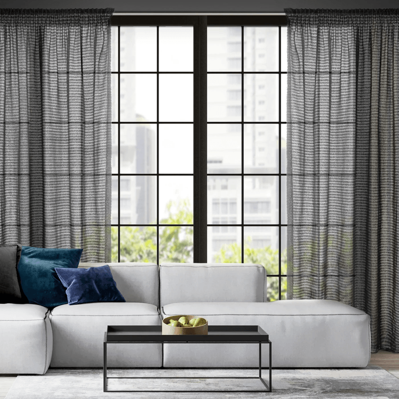 Casa si Gradina - Textile si covoare - Perdele si draperii - Draperii - Draperie EVA MINGE REINA confectionata din tesatura de sifon cu model din fire de mohair, 135 x 270 cm, negru - Infinity.ro