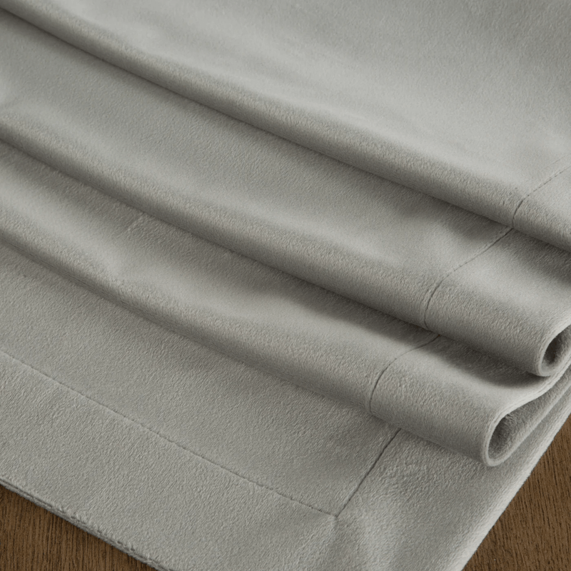 Casa si Gradina - Textile si covoare - Textile bucatarie - Fete de masa - Fata de masa MELINDA din catifea minimalista cu margine decorativa, 140 x 220 cm, gri - Infinity.ro