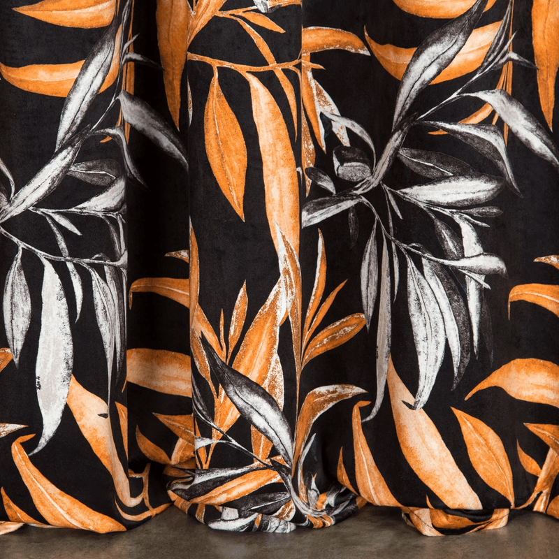 Casa si Gradina - Textile si covoare - Perdele si draperii - Draperii - Draperie PIERRE CARDIN ZOJA din catifea moale cu model tip ramuri, 140 x 270 cm, negru, rosu - Infinity.ro