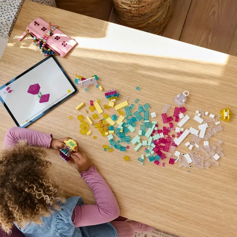 Jucarii, Copii si Bebe - Jucarii si jocuri - Seturi de constructie si cuburi - Seturi de constructie - Lego Classic Cutie Transparenta Magica 11040 - Infinity.ro