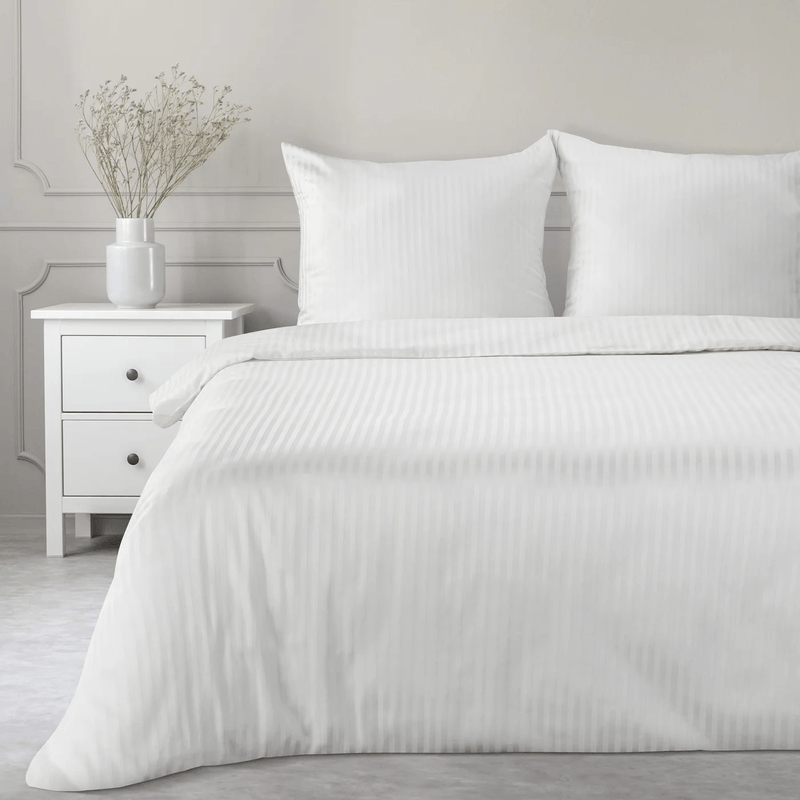 Casa si Gradina - Textile si covoare - Lenjerii de pat - Seturi de lenjerie - Set lenjerie de pat VERA din bumbac satinat cu dungi,1 husa plapuma + 2 fete perna, 160 x 200 cm, alb - Infinity.ro