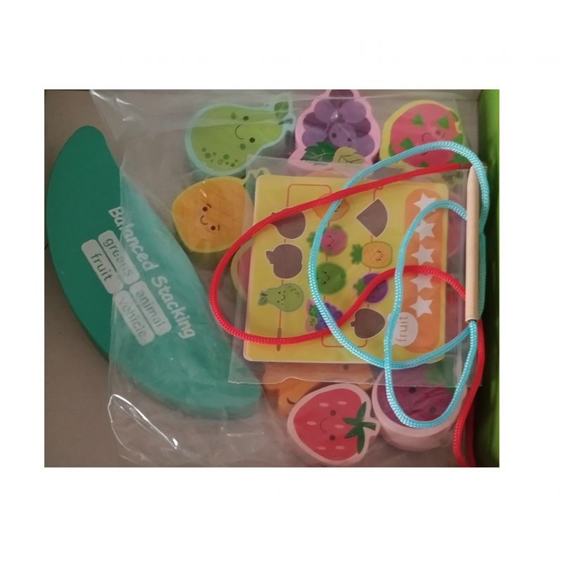 Jucarii, Copii si Bebe - Jucarii si jocuri - Jucarii & jocuri educative - Jucarii interactive - Joc Montessori de echilibru, insiruire, carduri, 12 piese lemn, Balanced Stacking Beading, Fructe, 3 ani, EduJucarii - Infinity.ro