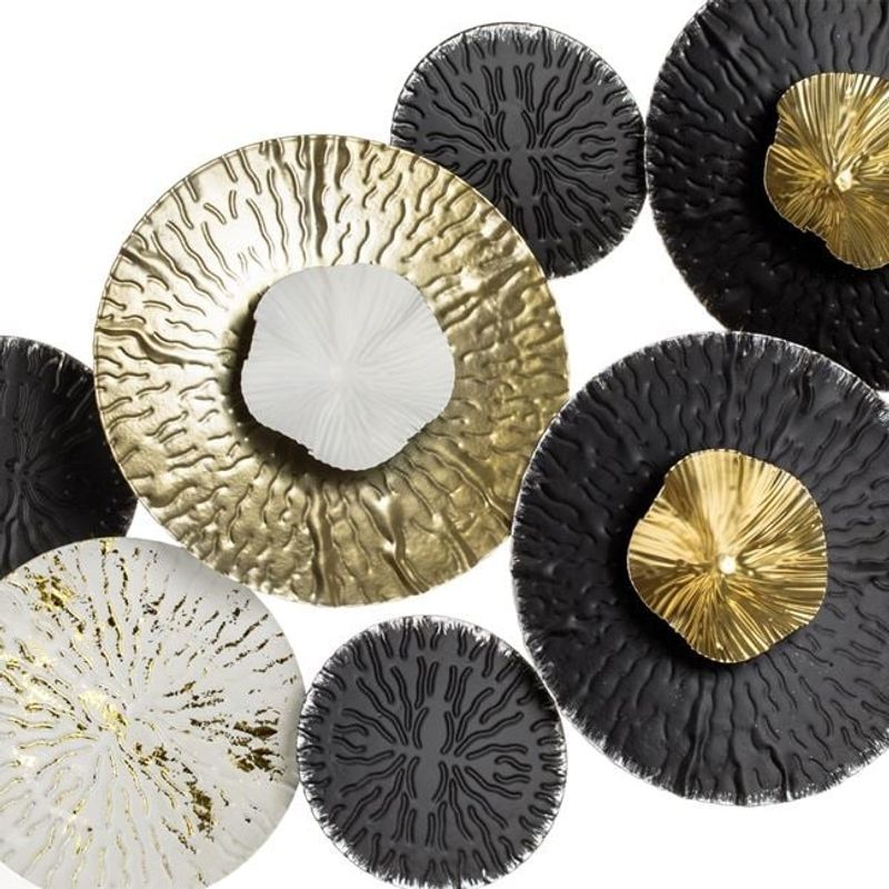 Casa si Gradina - Decoratiuni - Obiecte decorative - Accesorii decorative - Decoratiune metalica de perete din flori cu detalii brushed, 80x36x7 cm, negru/auriu/alb - Infinity.ro