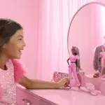 Jucarii, Copii si Bebe - Jucarii si jocuri - Papusi si accesorii - Papusi - Barbie Deluxe Style Papusa Barbie Cu Salopeta Roz Si Par Impletit - Infinity.ro
