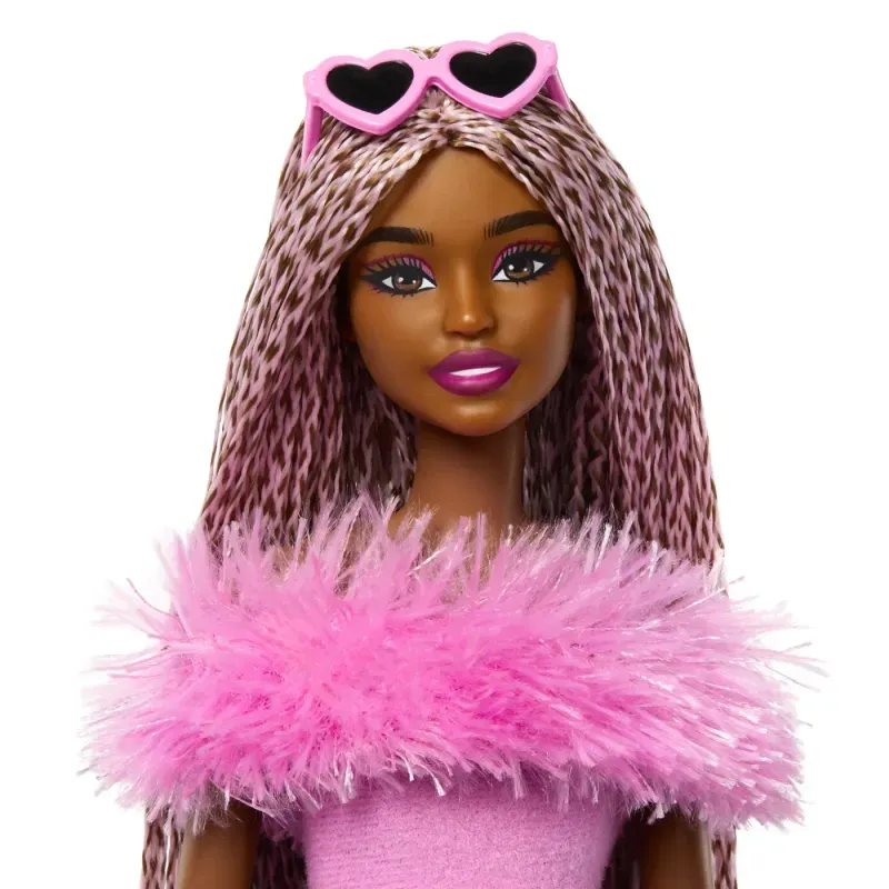 Jucarii, Copii si Bebe - Jucarii si jocuri - Papusi si accesorii - Papusi - Barbie Deluxe Style Papusa Barbie Cu Salopeta Roz Si Par Impletit - Infinity.ro