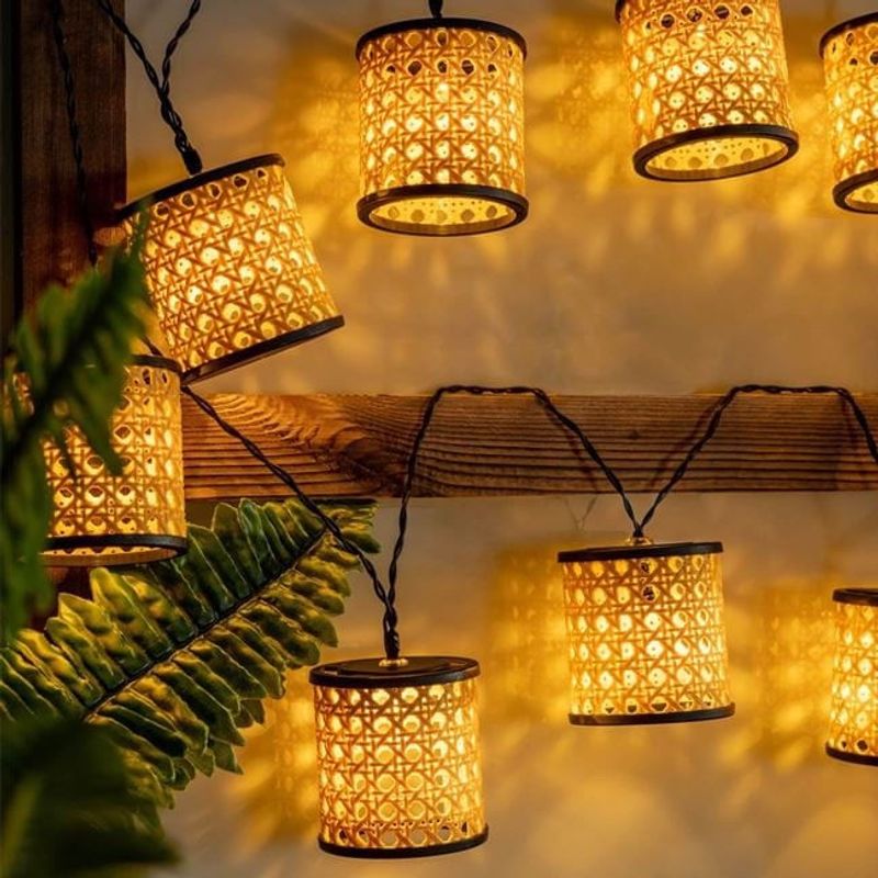 Casa si Gradina - Corpuri si surse de iluminat - Iluminat exterior - Instalatii luminoase exterior - Ghirlanda solara cu felinare, din plastic, lumina calda, dimensiune 3.8cm, 10 buc, alb - Infinity.ro