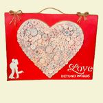 Casa si Gradina - Decoratiuni - Obiecte decorative - Accesorii decorative - Decoratiune pentru interior, tablou pe panza, inima din nasturi si mesaj „Dragostea dincolo de cuvinte”, cuplu, 30x40 cm - Infinity.ro