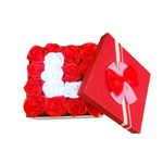 Market - Cadouri - Flori si aranjamente - Aranjament flori satin, cutie cu 17 trandafiri, litera L, 18 cm, alb si rosu - Infinity.ro