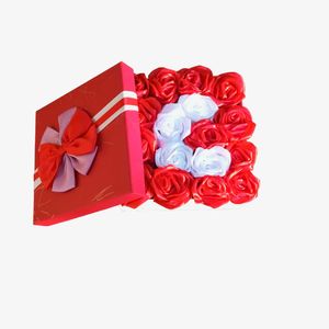 Aranjament flori satin, cutie cu 17 trandafiri, litera C, 17 cm, alb si rosu
