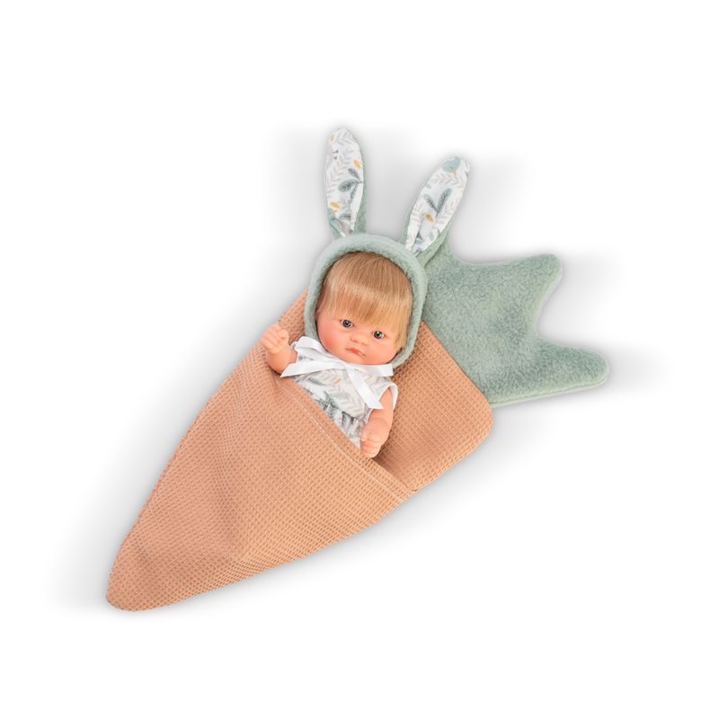 Jucarii, Copii si Bebe - Jucarii si jocuri - Papusi si accesorii - Papusi - Papusa Bomboncin Cu Caciulita De Iepuras Si Paturica Morcov 20cm - Infinity.ro