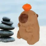 Jucarii, Copii si Bebe - Jucarii si jocuri - Jucarii de plus - Jucarie din plus Capybara, cu dovlecel pe cap, destinata copiilor peste 3 ani, 24cm, culoare maro Cadoul perfect ABYZ - Infinity.ro