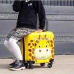 Carti si Birotica - Rechizite - Rucsacuri si genti scolare - Troler Mercaton pentru Copii, Model Girafa 3d, Policarbonat, Roti Pivotante, Incuietoare cu Cifru, Captusit, 35 X 25 X 4 - Infinity.ro