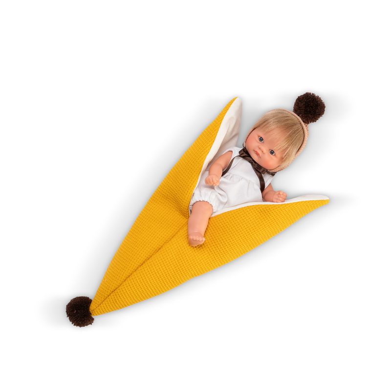 Jucarii, Copii si Bebe - Jucarii si jocuri - Papusi si accesorii - Papusi - Papusa Bomboncin Cu Caciulita Si Paturica Banana 20cm - Infinity.ro